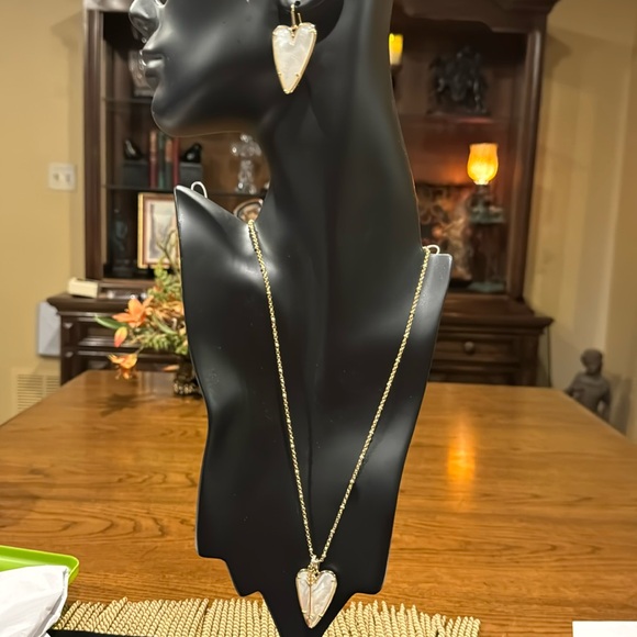 KENDRA SCOTT WHITE MOTHER OF PEARL HEART NECKLACE AND EARRINGS - Picture 1 of 5